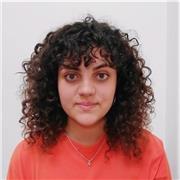 Profesora de música que ofrece clases tanto a niños/as como a adultos/as